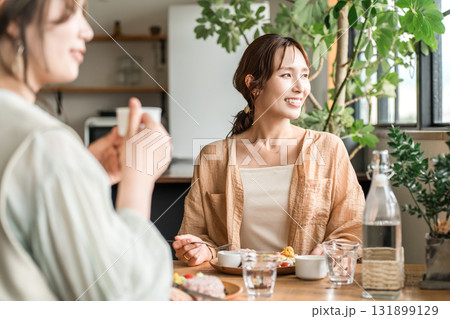 女友達・ママ友と美味しいランチを食べる女性（女子会） 131899129