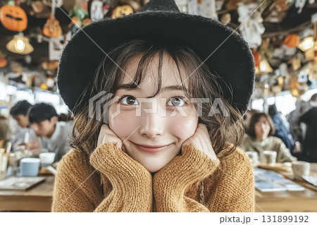 美優シリーズ：大人美優魔女が友達とコーヒーショップでくつろぐシーン 131899192