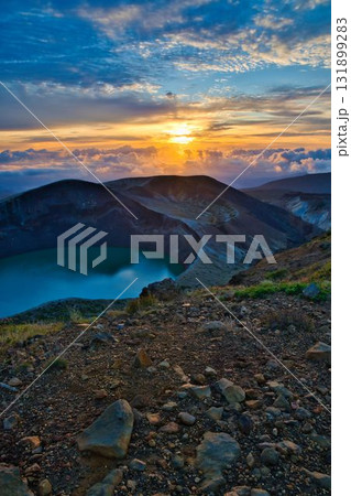 夜明けの蔵王御釜 131899283