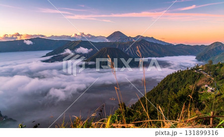 雲海に浮かぶ山々と朝焼けの絶景 雲海に浮かぶ山々と朝焼けの絶景 131899316