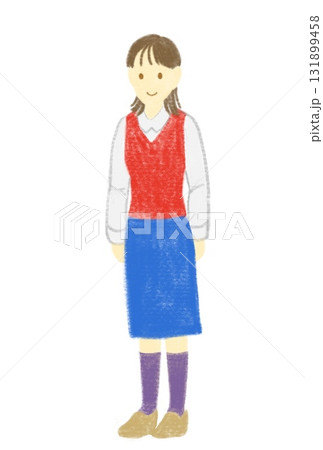 赤いベストを着た若い女性、笑顔、全身 131899458