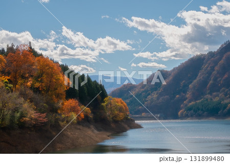紅葉した山と湖 131899480