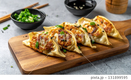 焼き立てジューシー餃子の香ばしいイメージフォト4 131899595