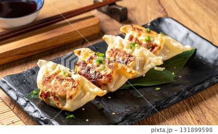焼き立てジューシー餃子の香ばしいイメージフォト1 131899598