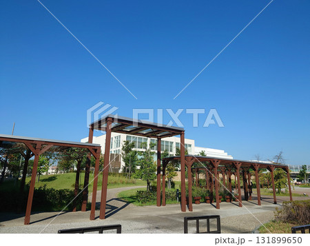 blue sky and a spacious grassy park / 快晴の青空と広い芝生公園 131899650