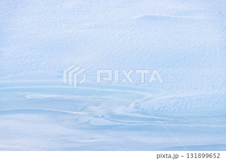 青と白い雪に覆われた湖の表面 青と白い雪に覆われた湖の表面 131899652