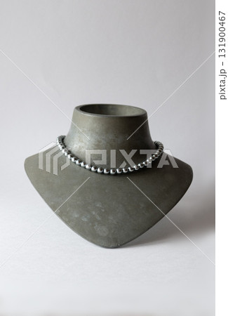 グレーの本真珠ネックレス縦構図 131900467