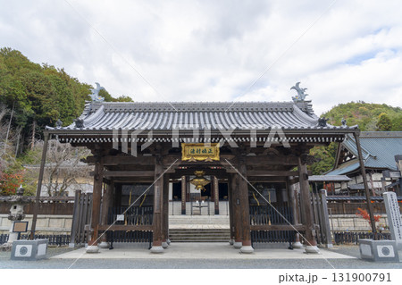 本圀寺　仁王門　紅葉の季節 131900791