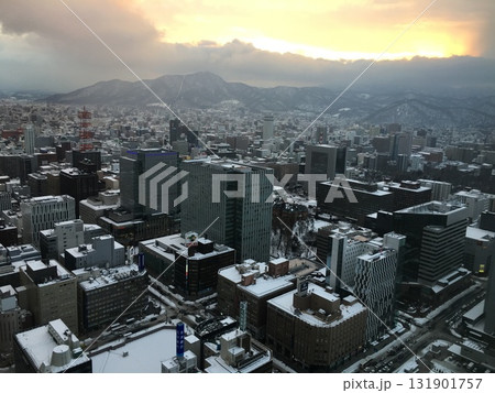 雪化粧した冬の街並み 雪化粧した冬の街並み 131901757