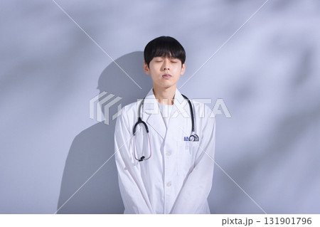 白衣の若い男性医師のポートレート 131901796
