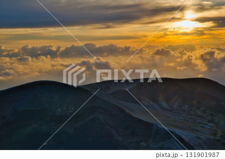 夜明けの蔵王御釜 131901987