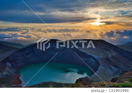 夜明けの蔵王御釜 131901990