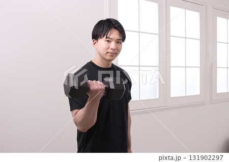 ダンベルで筋トレをする20代男性 131902297