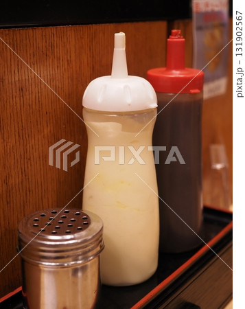 お好み焼き屋の調味料 131902567