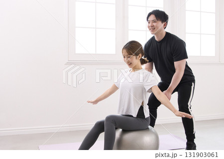 パーソナルトレーナーにレッスンを受ける若い女性 パーソナルトレーナーにレッスンを受ける若い女性 131903061