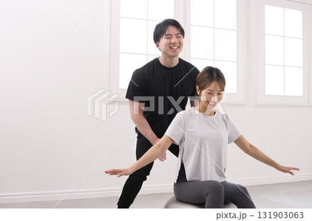 パーソナルトレーナーにレッスンを受ける若い女性 パーソナルトレーナーにレッスンを受ける若い女性 131903063