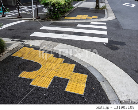 横断歩道手前の点字ブロック設置例 横断歩道手前の点字ブロック設置例 131903109