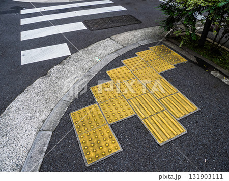 横断歩道手前の点字ブロック設置例 横断歩道手前の点字ブロック設置例 131903111