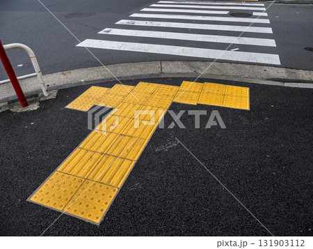 横断歩道手前の点字ブロック設置例 横断歩道手前の点字ブロック設置例 131903112