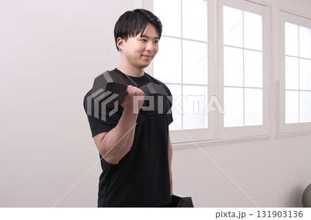 ダンベルで筋トレをする20代男性 ダンベルで筋トレをする20代男性 131903136