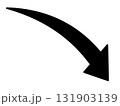 下降するカーブした黒い矢印のシンプルなイラスト 131903139