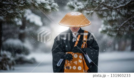 雪の中で尺八を持つ虚無僧のポートレート 131903233