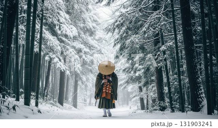 静寂な冬の森を歩く修行僧 131903241