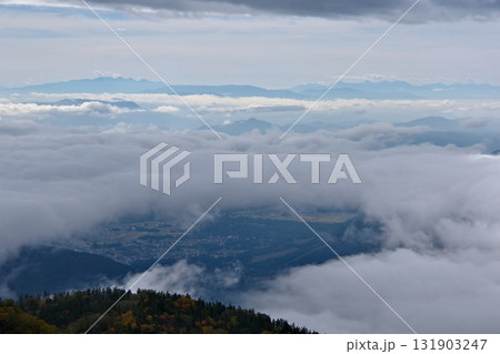 栂池自然園の展望台から見る雲海と山々の風景 栂池自然園の展望台から見る雲海と山々の風景 131903247