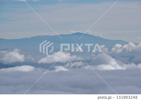 栂池自然園の展望台から見る雲海と山々の風景 131903248