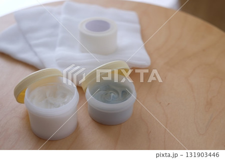 ガーゼと塗り薬 131903446