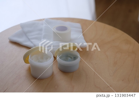 ガーゼと塗り薬 131903447