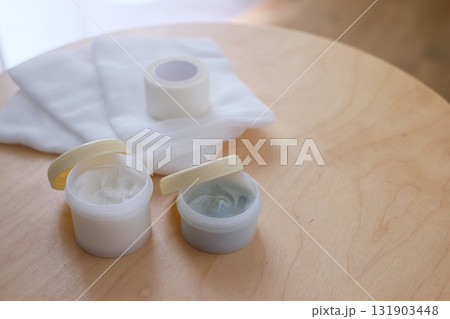 ガーゼと塗り薬 131903448