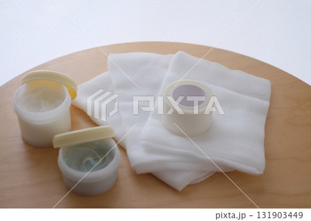 ガーゼと塗り薬 131903449