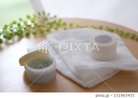 ガーゼと塗り薬 131903455