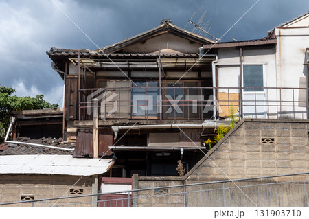 日本の広島県福山市の鞆の浦の古くてとても美しい建物と町並み 131903710