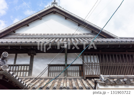 日本の広島県福山市の鞆の浦の古くてとても美しい建物と町並み 131903722
