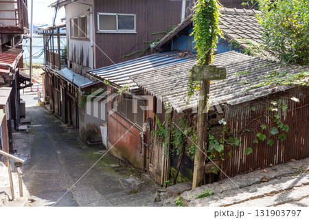 日本の広島県福山市の鞆の浦の古くてとても美しい建物と町並み 131903797
