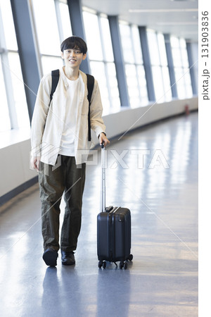 旅行に行く若い男性 旅行に行く若い男性 131903836