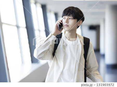 スマートフォンで通話する男性 スマートフォンで通話する男性 131903972