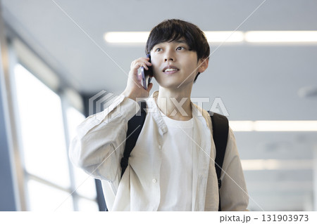 スマートフォンで通話する男性 スマートフォンで通話する男性 131903973