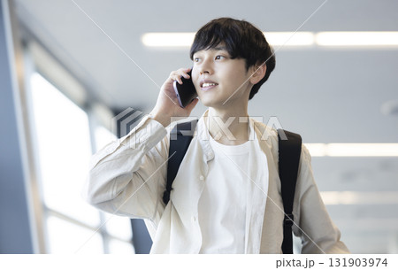 スマートフォンで通話する男性 131903974