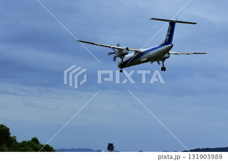 大阪国際空港　ANA　ボンバルディア　DHC8-Q400 プロペラ機　着陸態勢　千里川尻 131903989