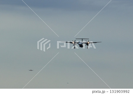 大阪国際空港　ANA　ボンバルディア　DHC8-Q400 プロペラ機　着陸態勢　千里川尻 131903992