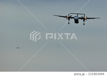 大阪国際空港　ANA　ボンバルディア　DHC8-Q400 プロペラ機　着陸態勢　千里川尻 131903994