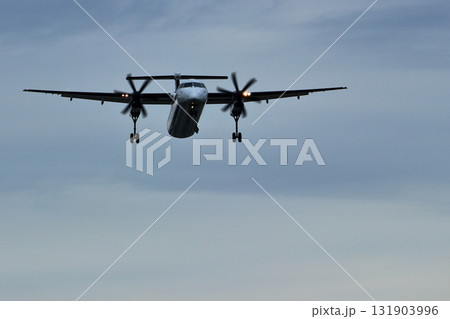 大阪国際空港 ANA ボンバルディア DHC8-Q400 プロペラ機 着陸態勢 千里川尻 大阪国際空港 ANA ボンバルディア DHC8-Q400 プロペラ機 着陸態勢 千里川尻 131903996