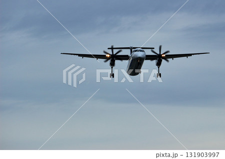 大阪国際空港　ANA　ボンバルディア　DHC8-Q400 プロペラ機　着陸態勢　千里川尻 131903997