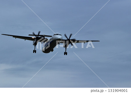 大阪国際空港 ANA ボンバルディア DHC8-Q400 プロペラ機 着陸態勢 千里川尻 大阪国際空港 ANA ボンバルディア DHC8-Q400 プロペラ機 着陸態勢 千里川尻 131904001