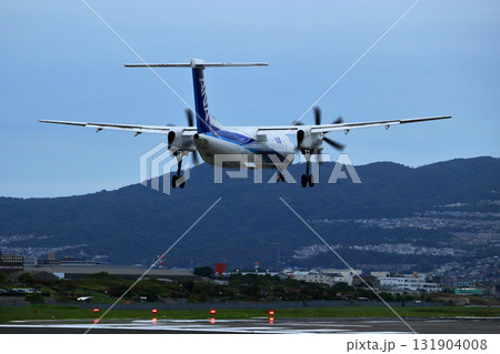 大阪国際空港 ANA ボンバルディア DHC8-Q400 プロペラ機 着陸態勢 千里川尻 大阪国際空港 ANA ボンバルディア DHC8-Q400 プロペラ機 着陸態勢 千里川尻 131904008