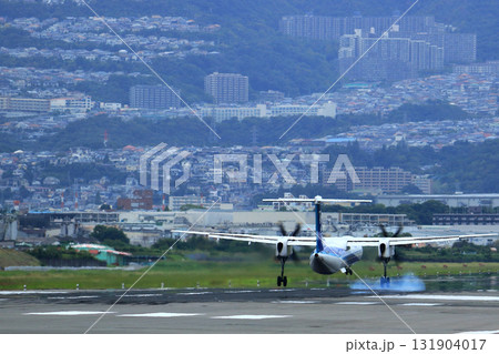 大阪国際空港　ANA　ボンバルディア　DHC8-Q400 プロペラ機　着陸態勢　千里川尻 131904017