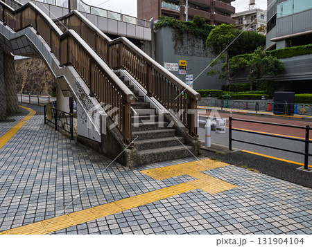 歩道橋の階段手前の点字ブロック設置例 131904104